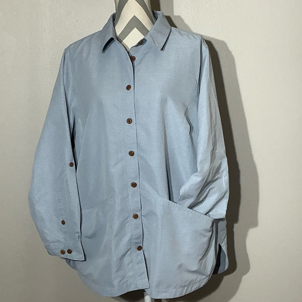 2X Women's Duluth Trading Co, WRAP AROUND POCKETS, Light Blue Button Front Shirt